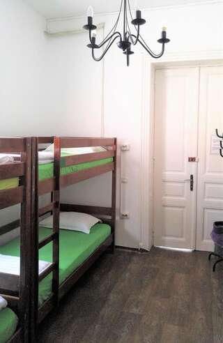 Хостелы Friends Hostel Бухарест Односпальная кровать в стандартном общем номере с 8 кроватями-1