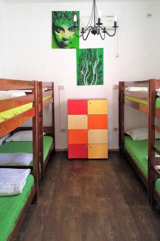Хостелы Friends Hostel Бухарест Односпальная кровать в стандартном общем номере с 8 кроватями-3