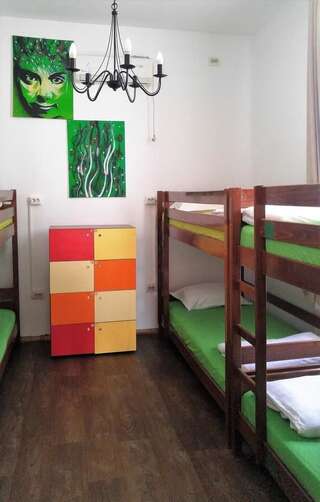 Хостелы Friends Hostel Бухарест Односпальная кровать в стандартном общем номере с 8 кроватями-4