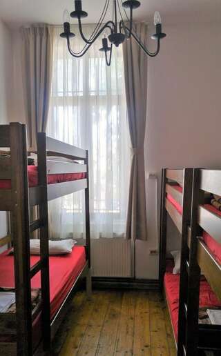Хостелы Friends Hostel Бухарест Односпальная кровать в общем номере с 6 кроватями-1