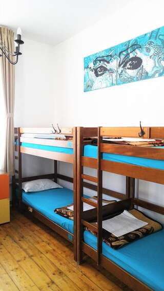 Хостелы Friends Hostel Бухарест Односпальная кровать в 8-местном общем номере-1