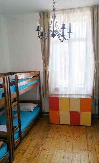 Хостелы Friends Hostel Бухарест Односпальная кровать в 8-местном общем номере-2