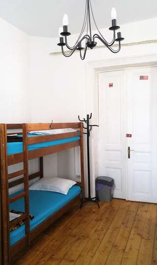 Хостелы Friends Hostel Бухарест Односпальная кровать в 8-местном общем номере-3
