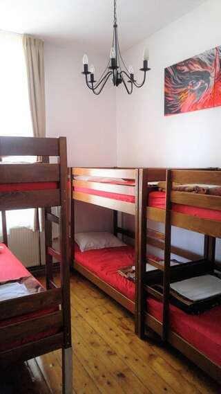 Хостелы Friends Hostel Бухарест Односпальная кровать в общем номере с 6 кроватями-2