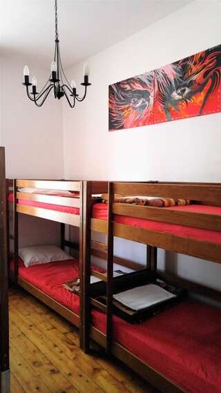 Хостелы Friends Hostel Бухарест Односпальная кровать в общем номере с 6 кроватями-3