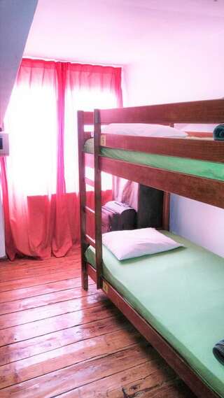 Хостелы Friends Hostel Бухарест Односпальная кровать в пятиместном общем номере-2